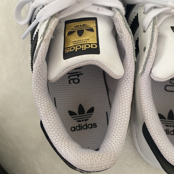 Adidas LIKE NEW Kids size US 13.5 sneakers - Picture 6 of 8